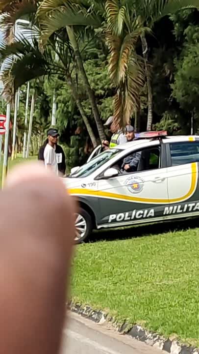 Amostradinho não fez isso na cara do policial